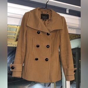 Amazing condition. Beautiful coat. I’d keep it but it’s too small
